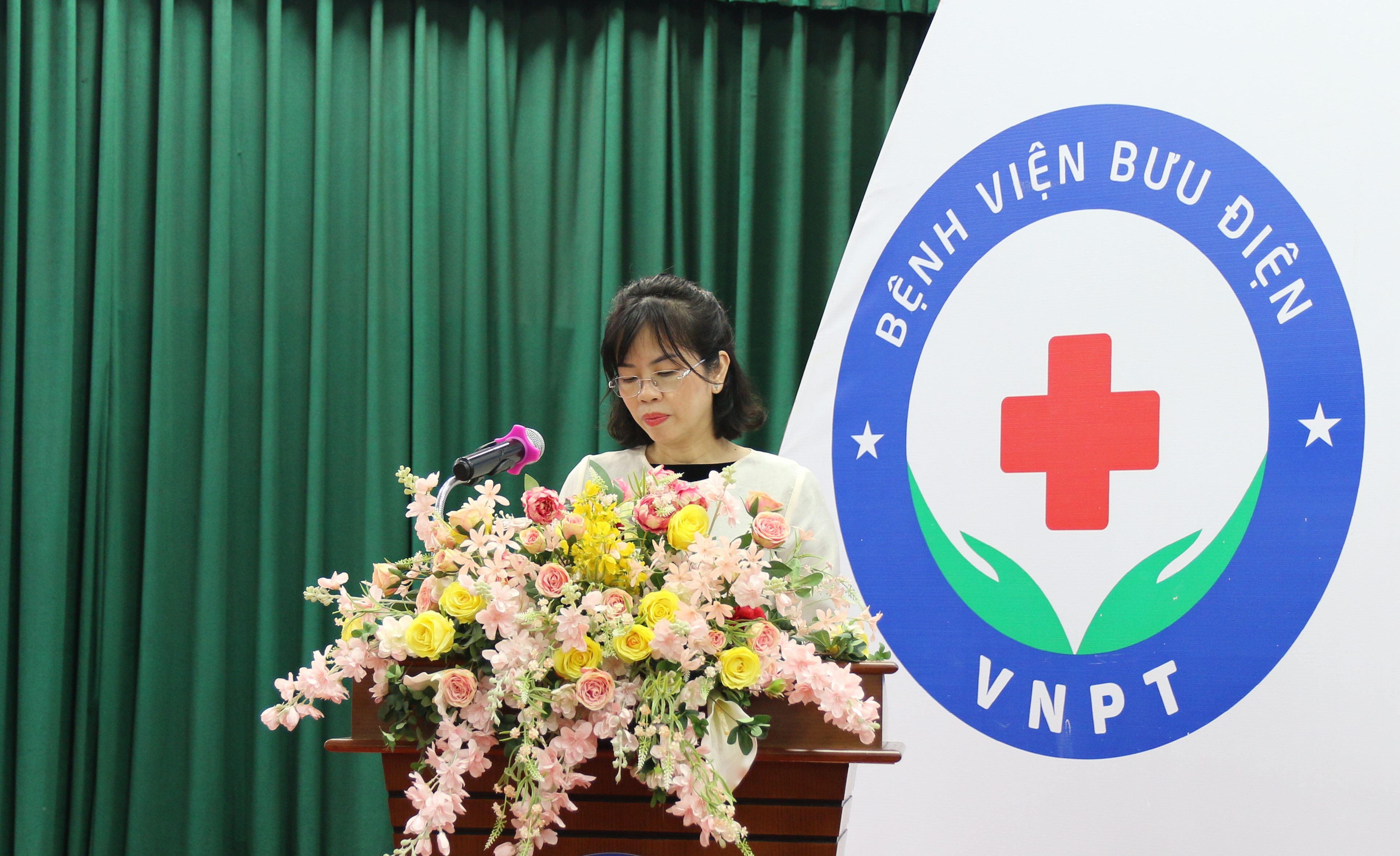 Thay mặt Người sử dụng lao động và Ban Lãnh đạo Bệnh viện, báo cáo công tác năm 2022, nhiệm vụ trọng tâm năm 2023 của Bệnh viện do ThS. Phạm Thị Thanh Tú – Phó Giám đốc Bệnh viện 