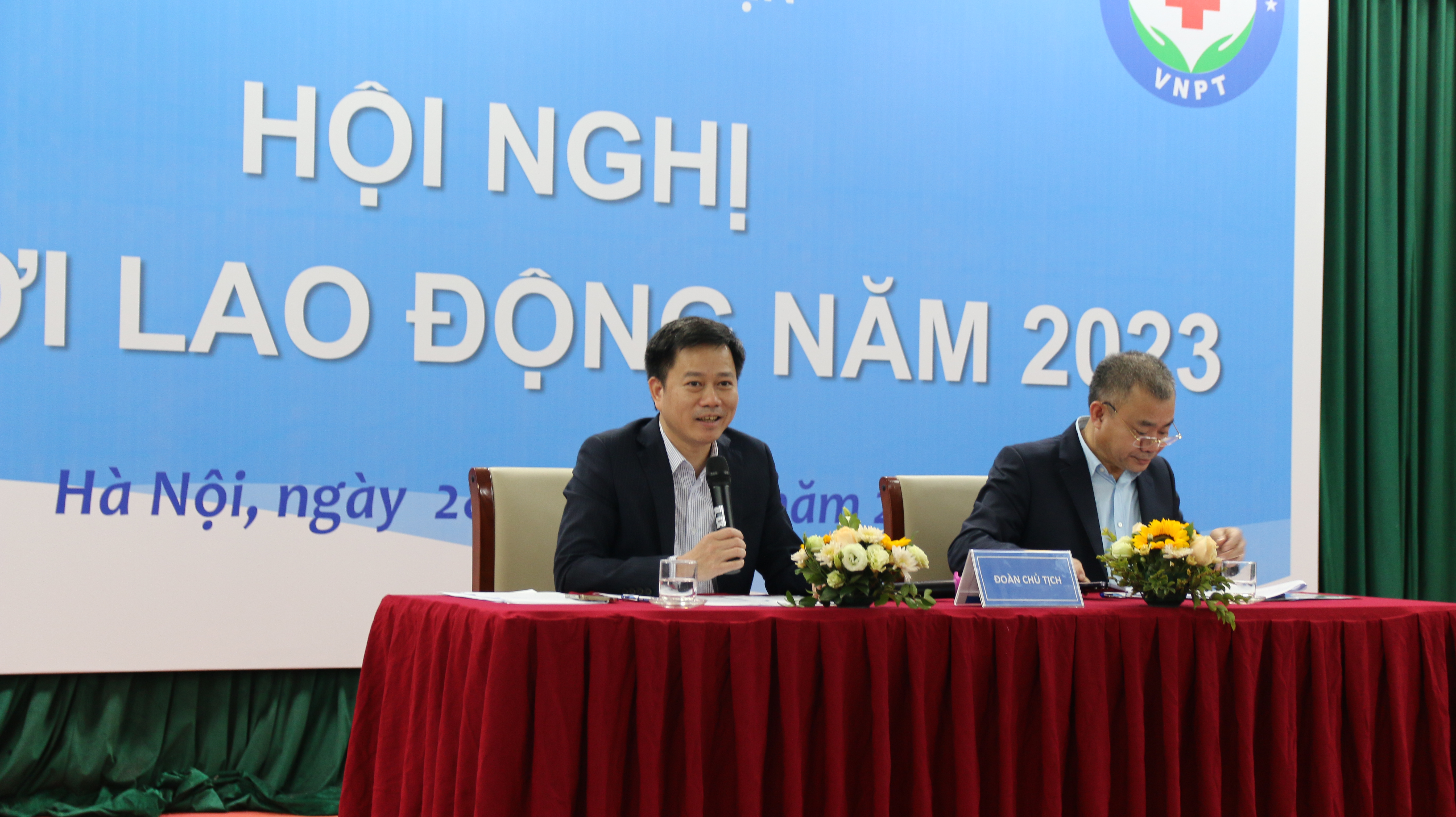 ThS.BSCKII Lê Mạnh Đức - Phó Giám đốc, Chủ tịch Công đoàn Bệnh viện Bưu điện đối thoại với đại biểu người lao động.