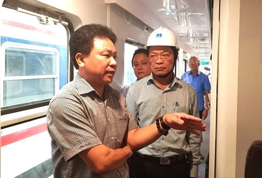 Chạy tàu linh hoạt, nét mới trong vận tải đường sắt Thời gian qua, VNR đã áp dụng một loạt giải pháp để lấy lại thị phần cho Đường sắt như “Door to door” giao nhận hàng tận nơi; chạy hỗn hợp tàu khách tàu hàng (nối thêm toa xe hàng vào tàu khách); tăng tàu hàng chuyên tuyến (hợp đồng với khách hàng chạy những chuyến cố định, có hàng đi và hàng về); lập đoàn tàu hàng nhanh... Đây là những giải pháp chạy tàu linh hoạt, có đo lường nhu cầu thị trường, trên cơ sở luồng hàng, luồng khách để lập tàu. Cách này khác với trước kia là lập kế hoạch chạy tàu sau đó đến kỳ, đến hạn mới tính toán thu chi, lỗ lãi. Với những giải pháp nói trên, các đơn vị chức năng của VNR phải tính toán từng thành phần trong một đoàn tàu và phải quản trị được chi phí, doanh thu…, nếu hiệu quả thì duy trì, không thì phải điều chỉnh.