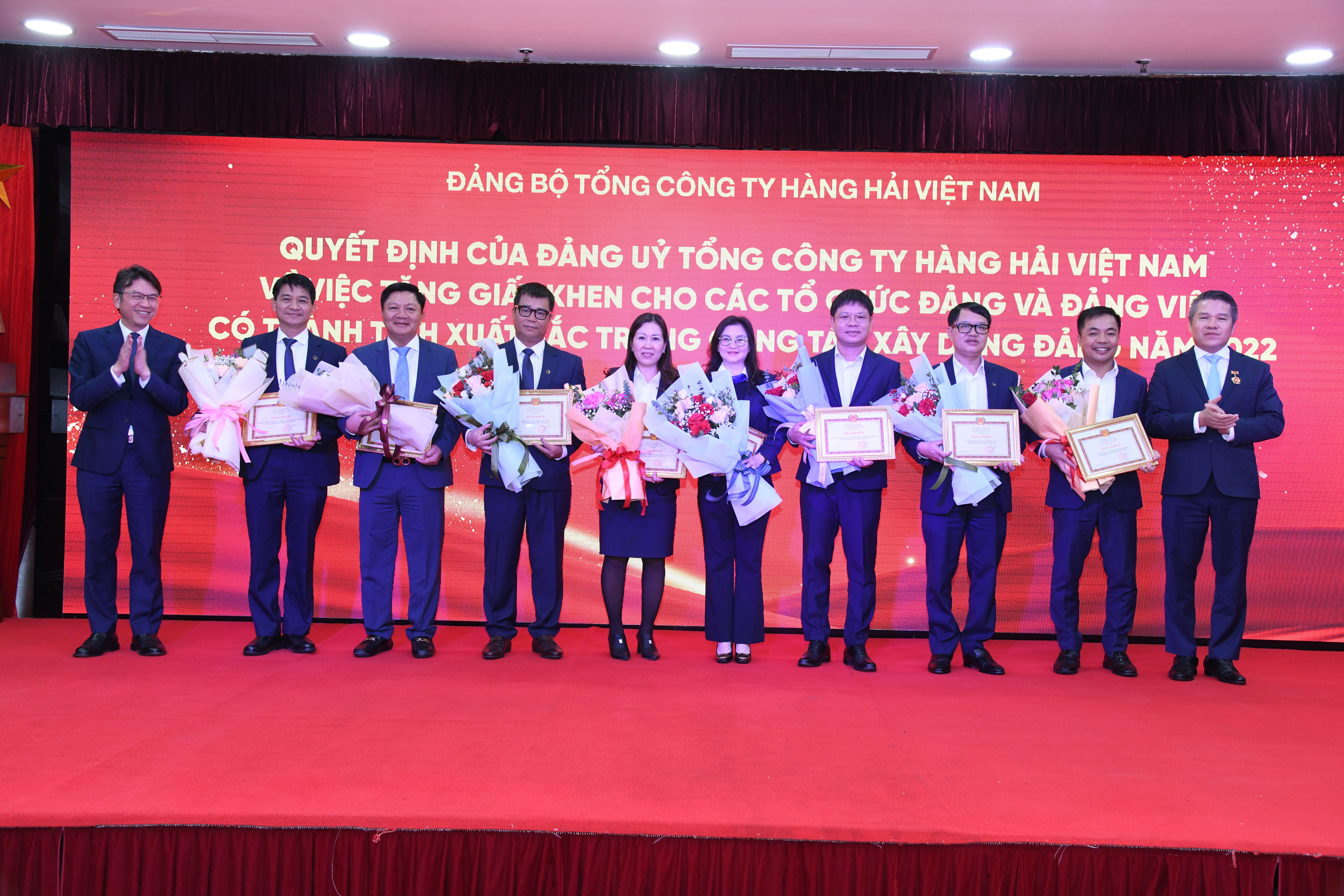 Đảng uỷ Tổng công ty Hàng hải Việt Nam trao tặng Giấy khen cho 8 thể và 20 cá nhân hoàn thành xuất sắc nhiệm vụ.
