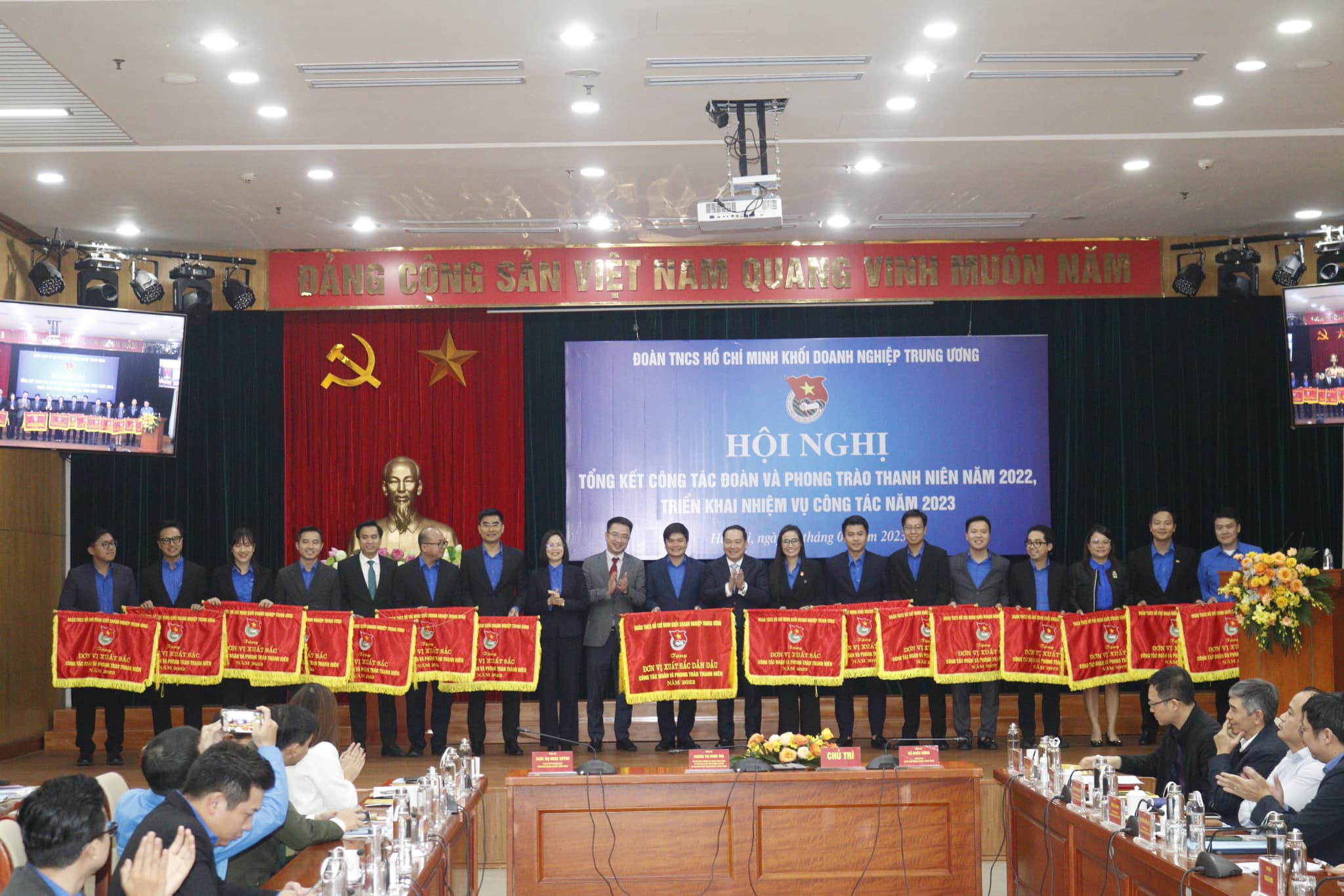 Các đồng chí lãnh đạo trao cờ thi đua cho 16 tập thể đạt thành tích xuất sắc