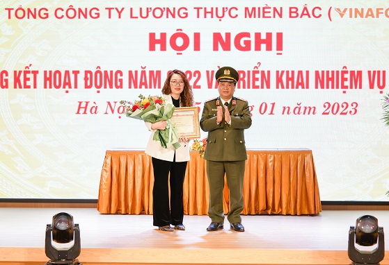 Đ/c Thiếu tướng Nguyễn Đình Thuận, Cục trưởng Cục an ninh kinh tế Bộ Công an trao tặng Bằng khen Bộ trưởng Bộ Công an cho Tổng công ty Lương thực miền Bắc.