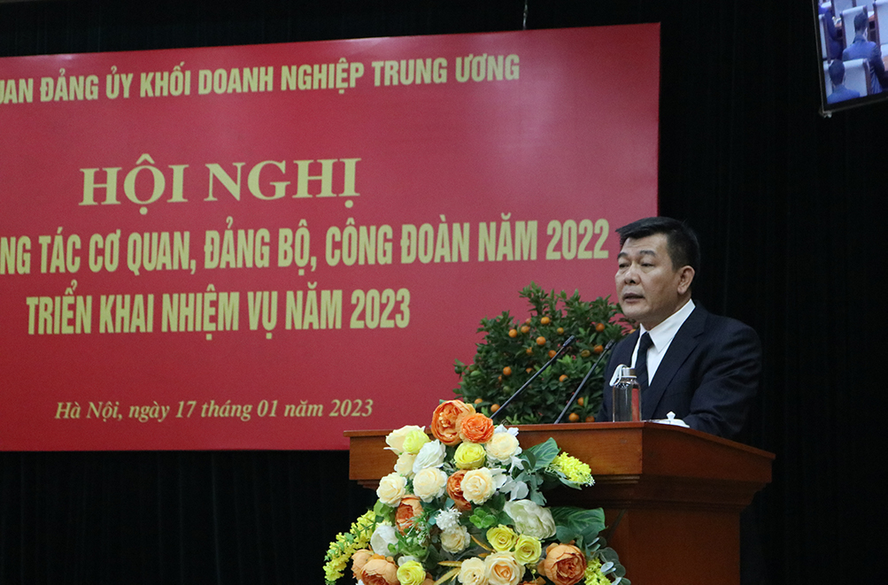 đồng chí Nguyễn Đức Phong, Phó Bí thư Thường trực Đảng uỷ Khối, Phó Thủ trưởng Cơ quan Đảng uỷ Khối đã tặng quà và chúc mừng các cán bộ, công chức, nhân viên đang công tác và làm việc tại Cơ quan Đảng uỷ Khối có ngày sinh nhật trong tháng 7,8,9