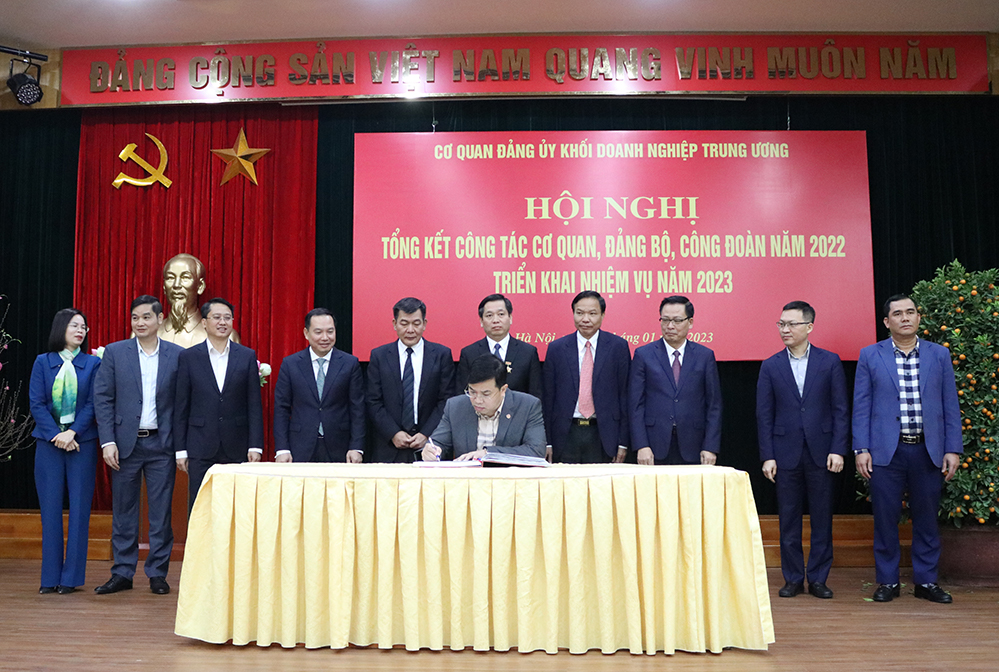 Đại diện lãnh đạo các ban, đơn vị Cơ quan Đảng uỷ Khối Doanh nghiệp Trung ương ký kết giao ước thi đua năm 2023.