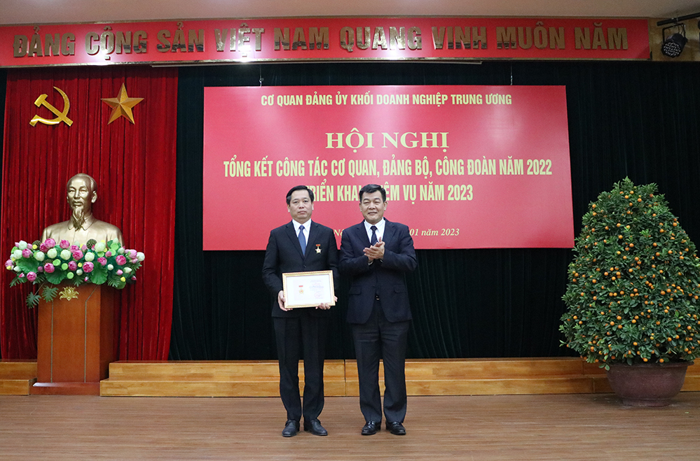 đồng chí Nguyễn Đức Phong, Phó Bí thư Thường trực Đảng uỷ Khối, Phó Thủ trưởng Cơ quan Đảng uỷ Khối đã tặng quà và chúc mừng các cán bộ, công chức, nhân viên đang công tác và làm việc tại Cơ quan Đảng uỷ Khối có ngày sinh nhật trong tháng 7,8,9