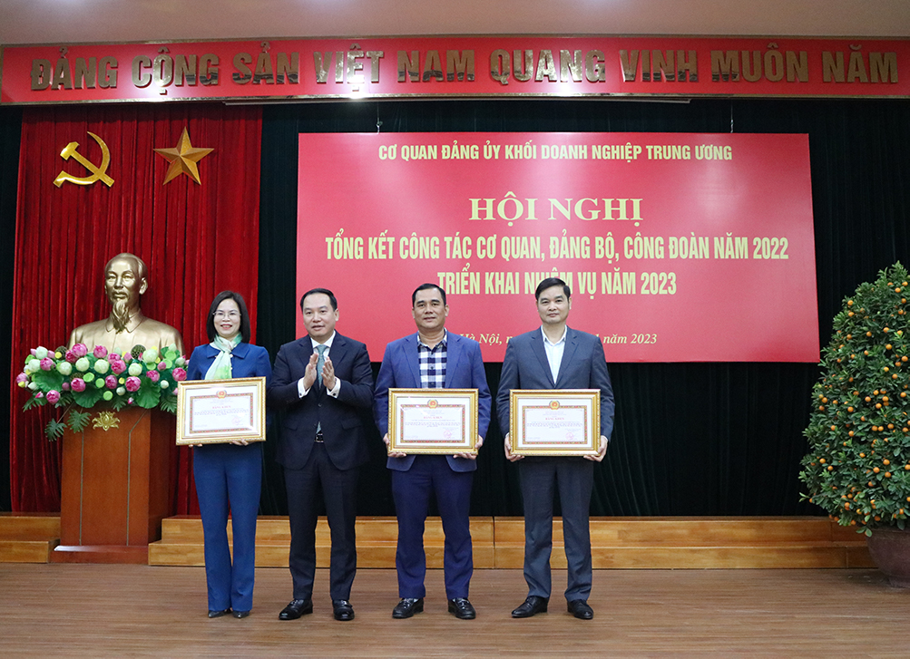 3 tập thể được nhận Bằng khen của Đảng uỷ Khối vì đã có thành tích xuất sắc trong 