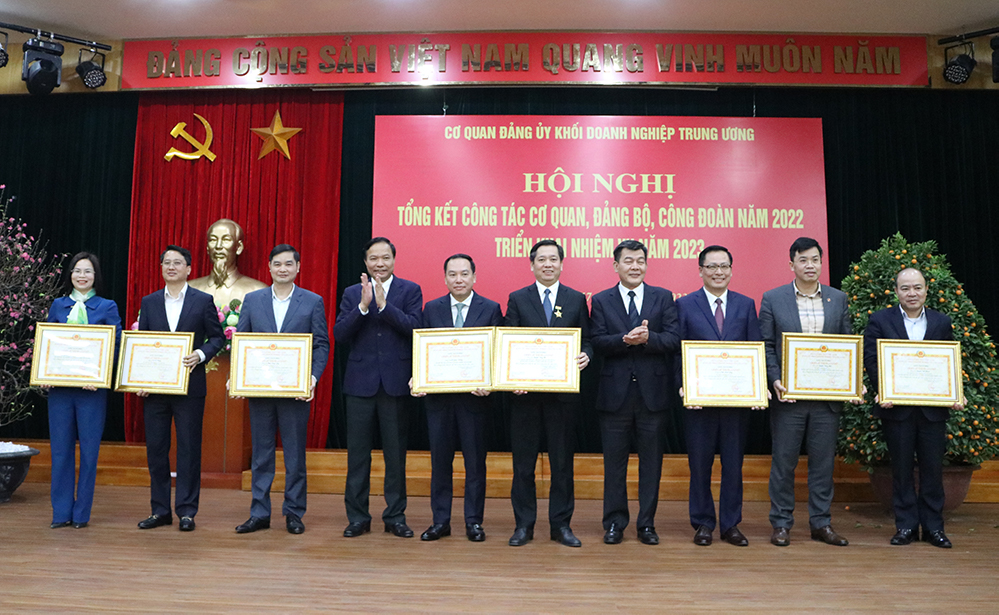 Đồng chí Nguyễn Đức Phong, Phó Bí thư Thường trực Đảng uỷ Khối, Phó Thủ trưởng Cơ quan Đảng uỷ Khối và đồng chí Lê Văn Châu, Phó Bí thư Đảng uỷ Khối trao Bằng khen của Đảng uỷ Khối cho các cá nhân