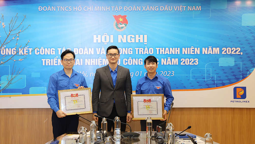 Đồng chí Đỗ Khắc Dũng - Phó Bí thư Đoàn Khối DNTW trao Bằng khen của Đoàn Khối cho Đoàn Tập đoàn và Đoàn công ty cổ phần Nhiên liệu bay Petrolimex.