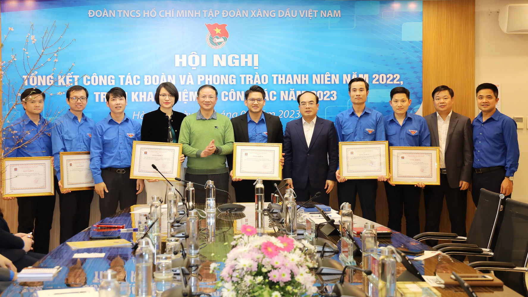 Đại diện lãnh đạo Đảng uỷ Tập đoàn trao Giấy khen cho các tập thể có thành tích xuất sắc trong công tác Đoàn năm 2022.