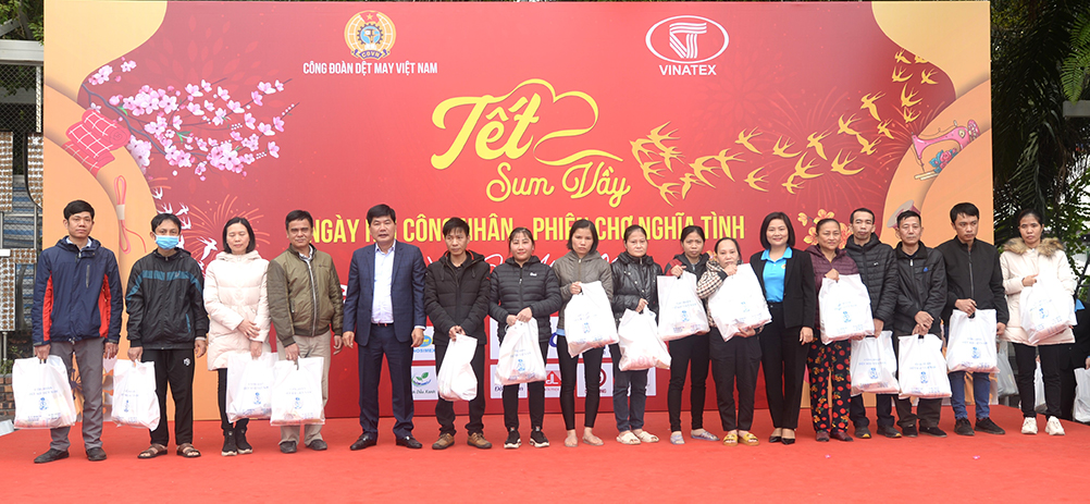 Lãnh đạo Tập đoàn và Công đoàn Dệt May Việt Nam hỗ trợ kinh phí và tặng quà cho người lao động.