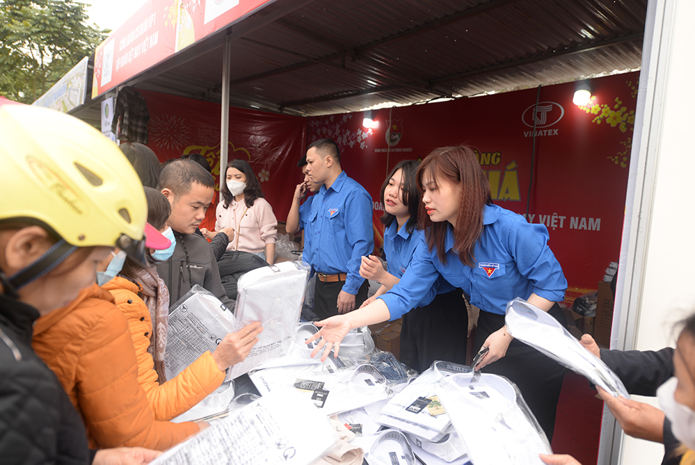 Người lao động tham quan và mua sắm tại các gian hàng.