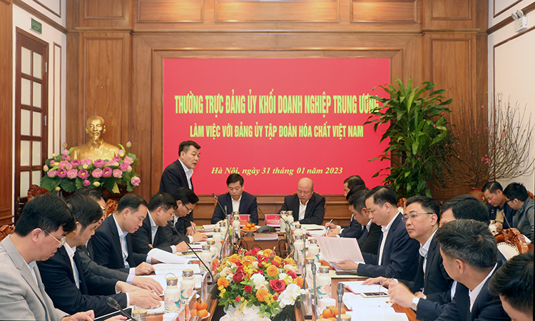 Đồng chí Nguyễn Đức Phong, Phó Bí thư Thường trực Đảng uỷ Khối, Phó Thủ trưởng Cơ quan Đảng uỷ Khối và đồng chí Lê Văn Châu, Phó Bí thư Đảng uỷ Khối trao Bằng khen của Đảng uỷ Khối cho các cá nhân