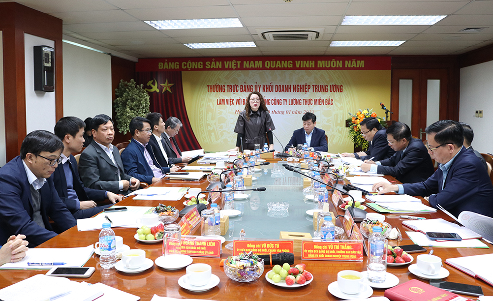 đồng chí Bùi Thị Thanh Tâm, Uỷ viên BTV Đảng uỷ Khối, Bí thư Đảng uỷ, Chủ tịch HĐTV Tổng công ty Lương thực miền Bắc báo cáo tình hình triển khai công tác xây dựng Đảng và lãnh đạo thực hiện nhiệm vụ chính trị năm 2023.