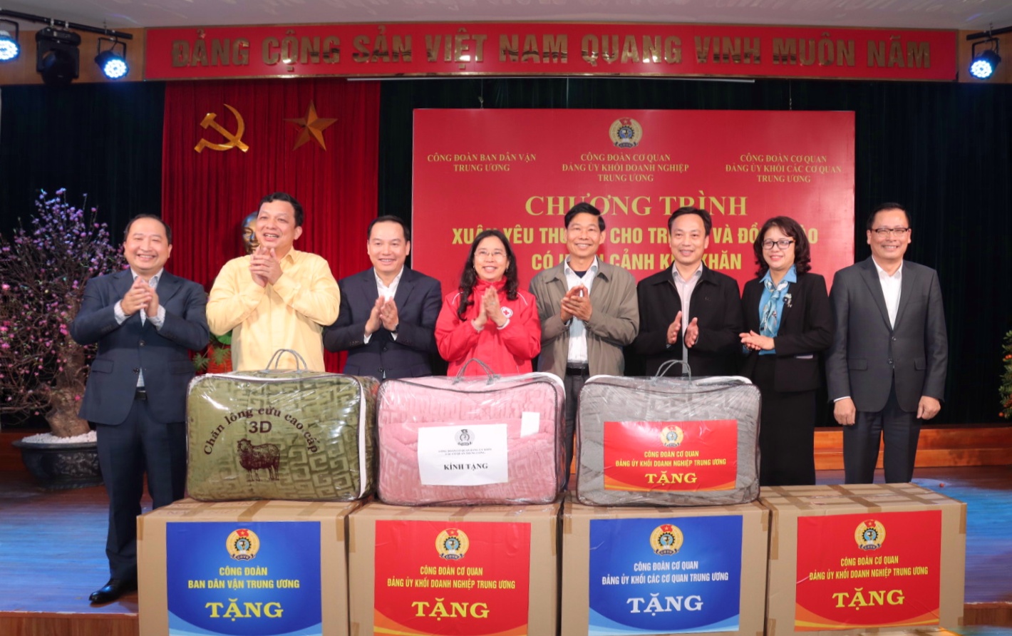 Đại diện lãnh đạo và Công đoàn Ban Dân vận Trung ương, Đảng uỷ Khối Doanh nghiệp Trung ương, Đảng uỷ Khối các cơ quan Trung ương trao tặng 