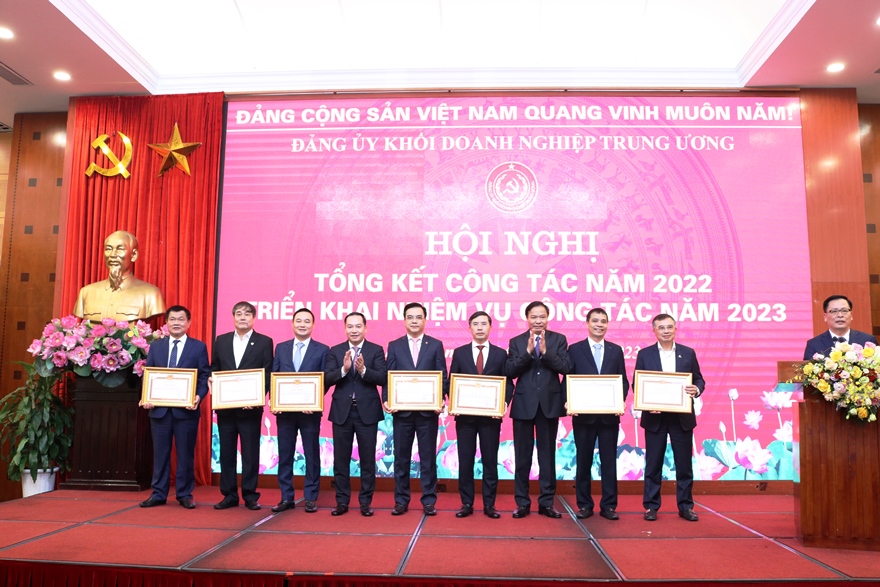 Đảng bộ Agribank vinh dự được Đảng ủy Khối tặng thưởng Bằng khen về thành tích xuất sắc trong lãnh đạo thực hiện nhiệm vụ chính trị, sản xuất kinh doanh.