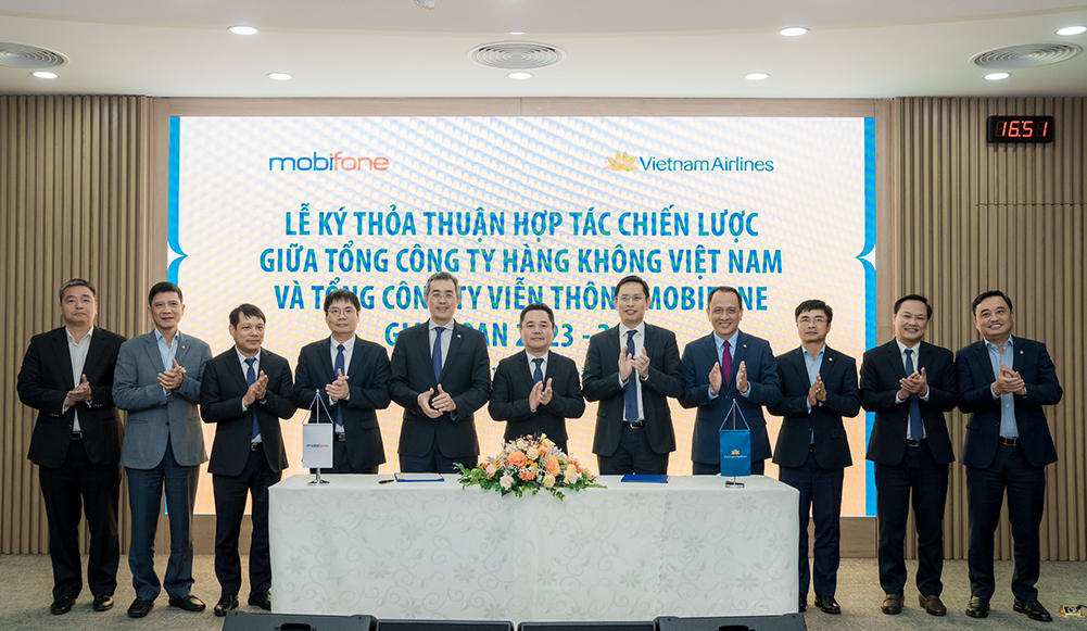 Đại diện lãnh đạo EVN và Agribank chứng kiến lễ ký kết.