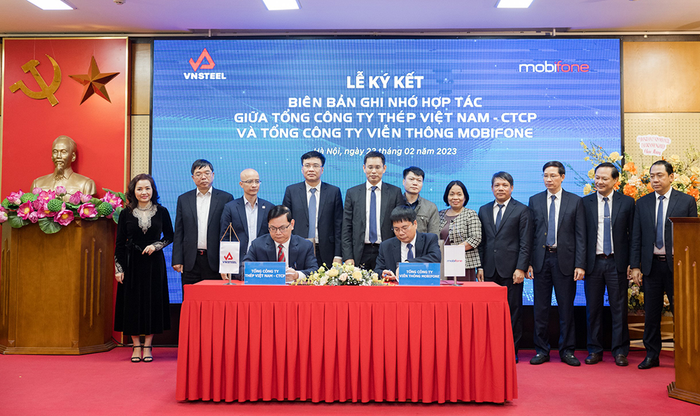 Đại diện lãnh đạo MobiFone và VnSteel ký kết thoả thuận hợp tác.
