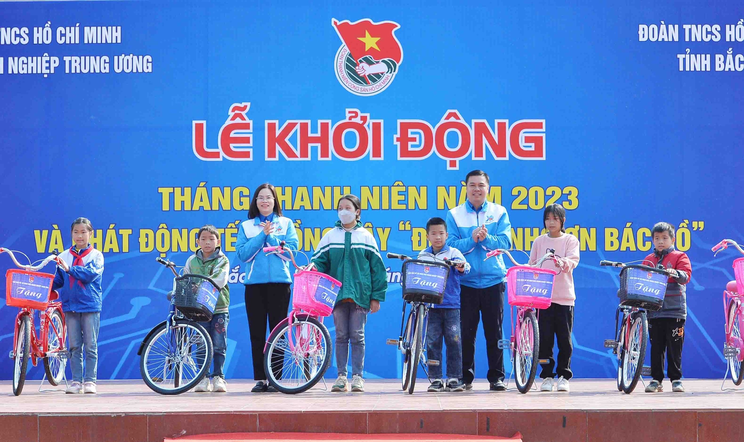 Đ/c Hoàng Thị Minh Thu, Bí thư Đoàn Khối tặng quà cho các em học sinh có hoàn cảnh khó khăn
