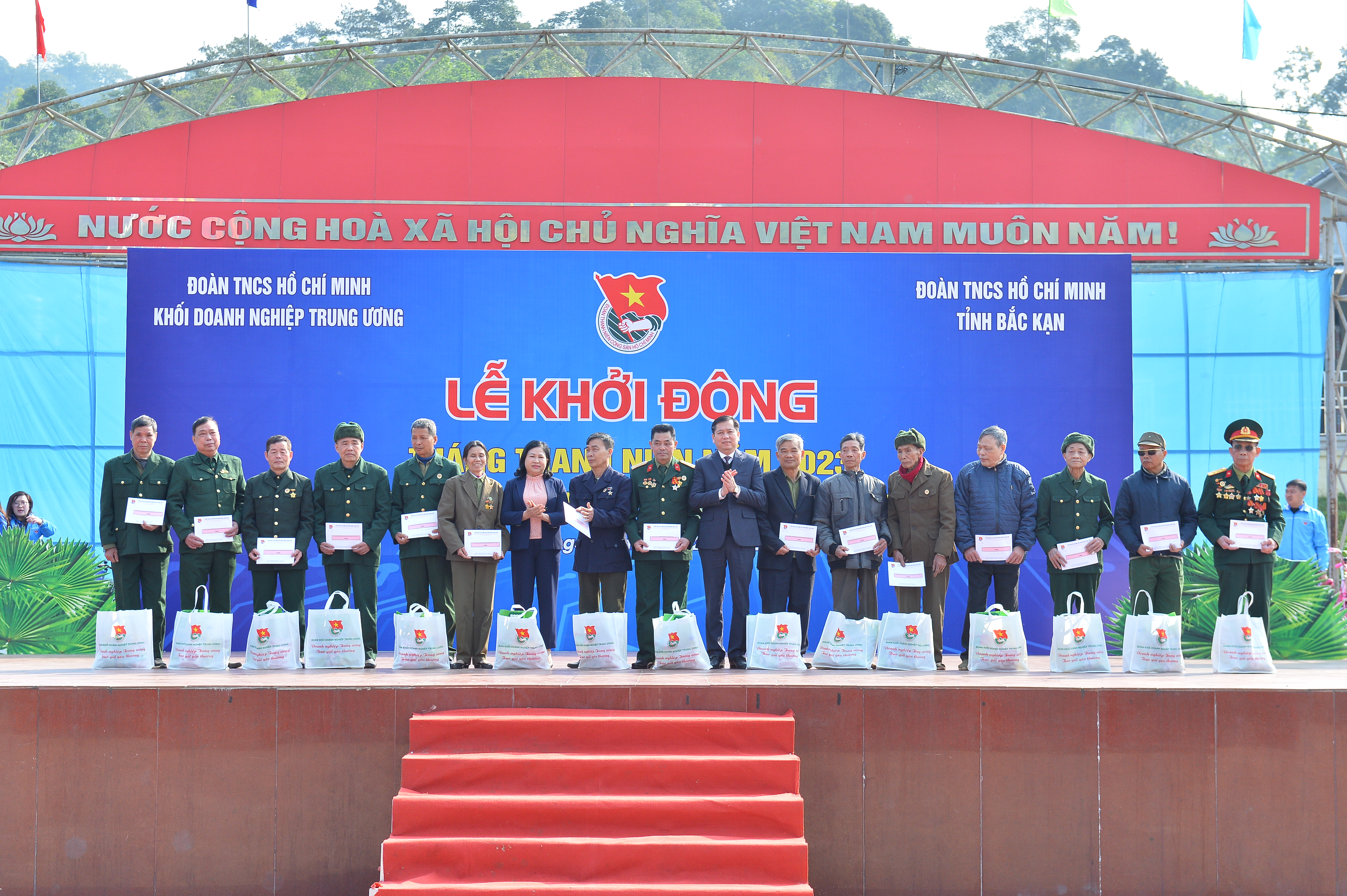 Đồng chí Nguyễn Long Hải, Uỷ viên dự khuyết BCH Trung ương Đảng, Bí thư Đảng uỷ Khối DNTW và đồng chí Phương Thị Thanh, Phó Bí thư TT tỉnh uỷ Bắc Kạn tặng quà cho gia đình chính sách, người dân có hoàn cảnh khó khăn 