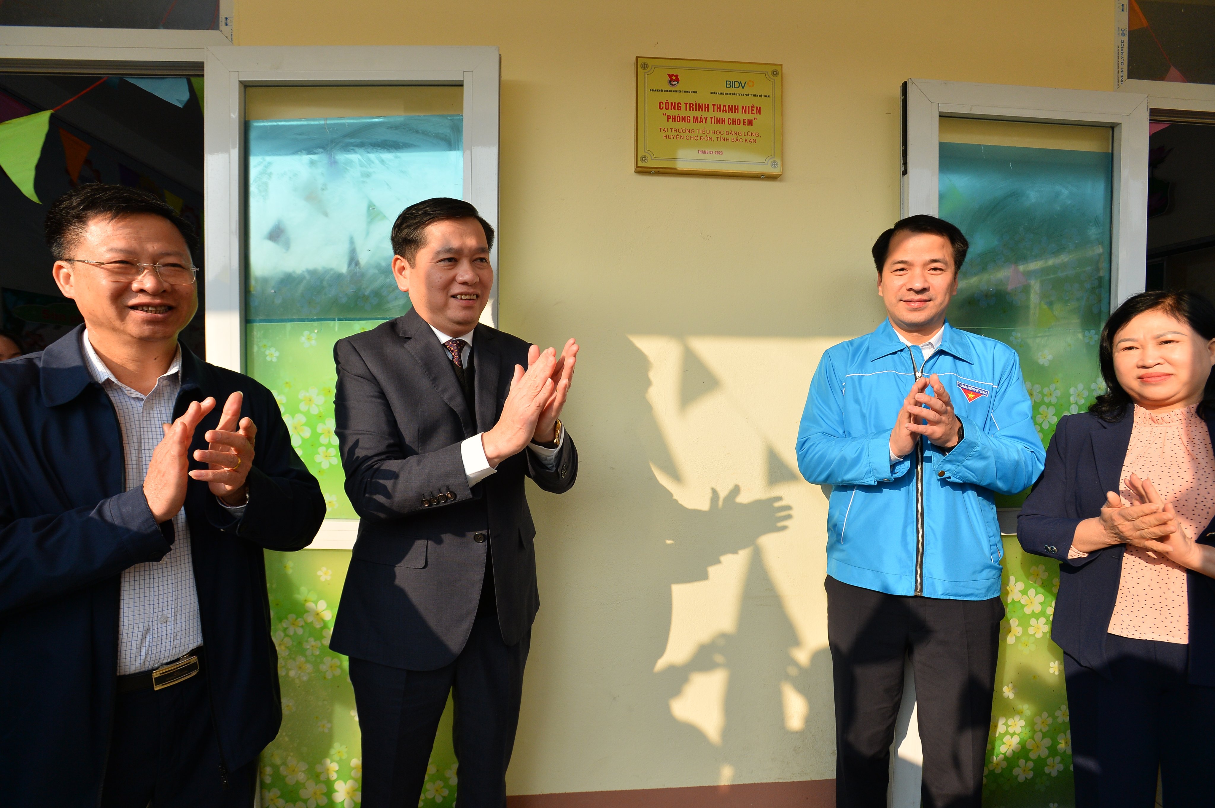 Đồng chí Nguyễn Long Hải, Uỷ viên dự khuyết BCH Trung ương Đảng, Bí thư Đảng uỷ Khối DNTW và đồng chí Ngô Văn Cương, BÍ thư BCH Trung ương Đoàn dự lễ gắn biển CTTN