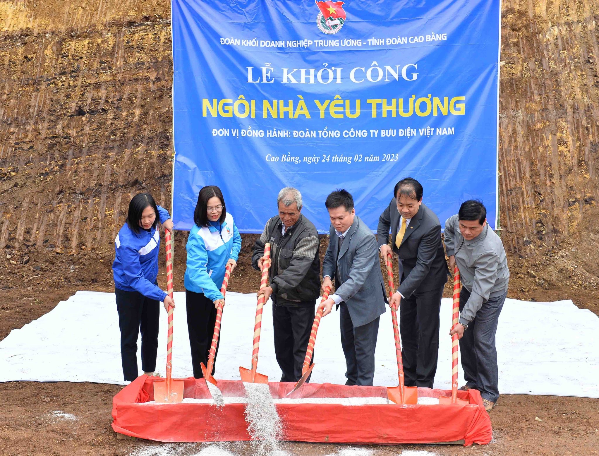 Đ/c Hoàng Thị Minh Thu, Bí thư Đoàn Khối khởi công ngôi nhà yêu thương