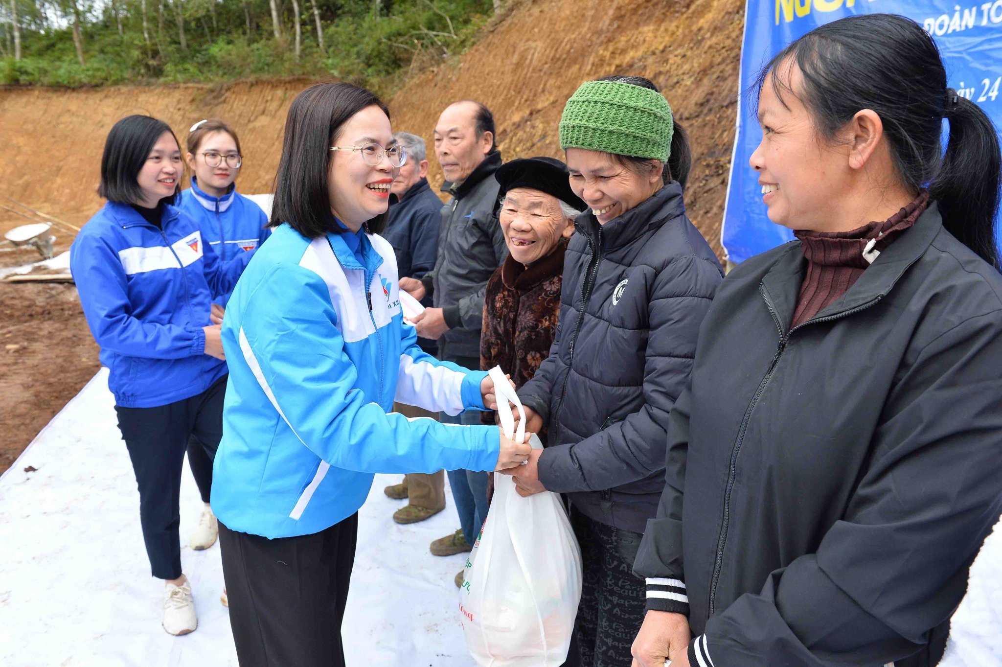 Đ/c Hoàng Thị Minh Thu, Bí thư Đoàn Khối tặng quà cho gia đình có hoàn cảnh khó khăn