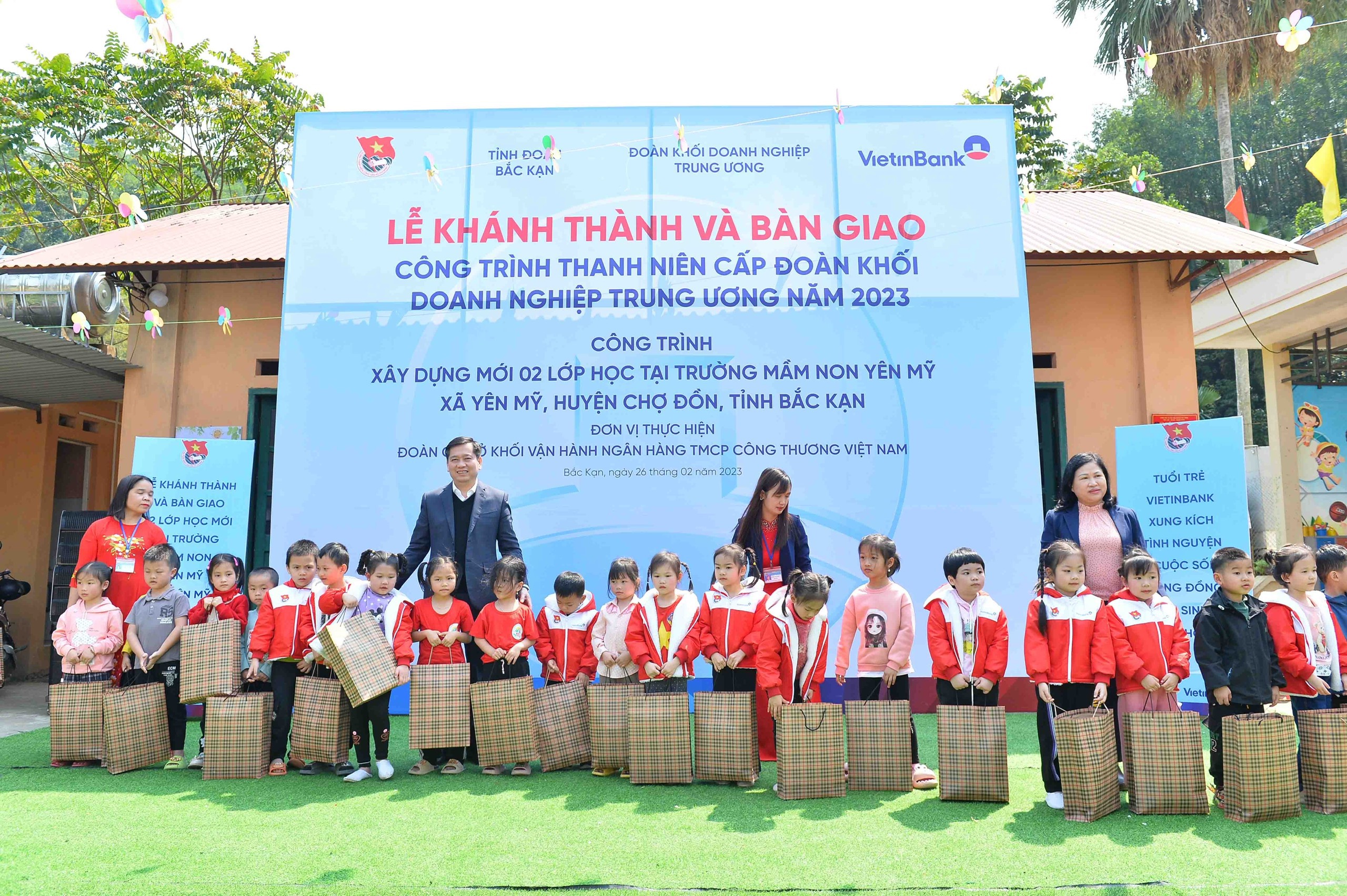 Đ/c Nguyễn Long Hải, Uỷ viên dự khuyết BCH Trung ương Đảng, Bí thư Đảng uỷ Khối DNTW tặng qùa cho học sinh mẫu giáo có hoàn cảnh khó khăn