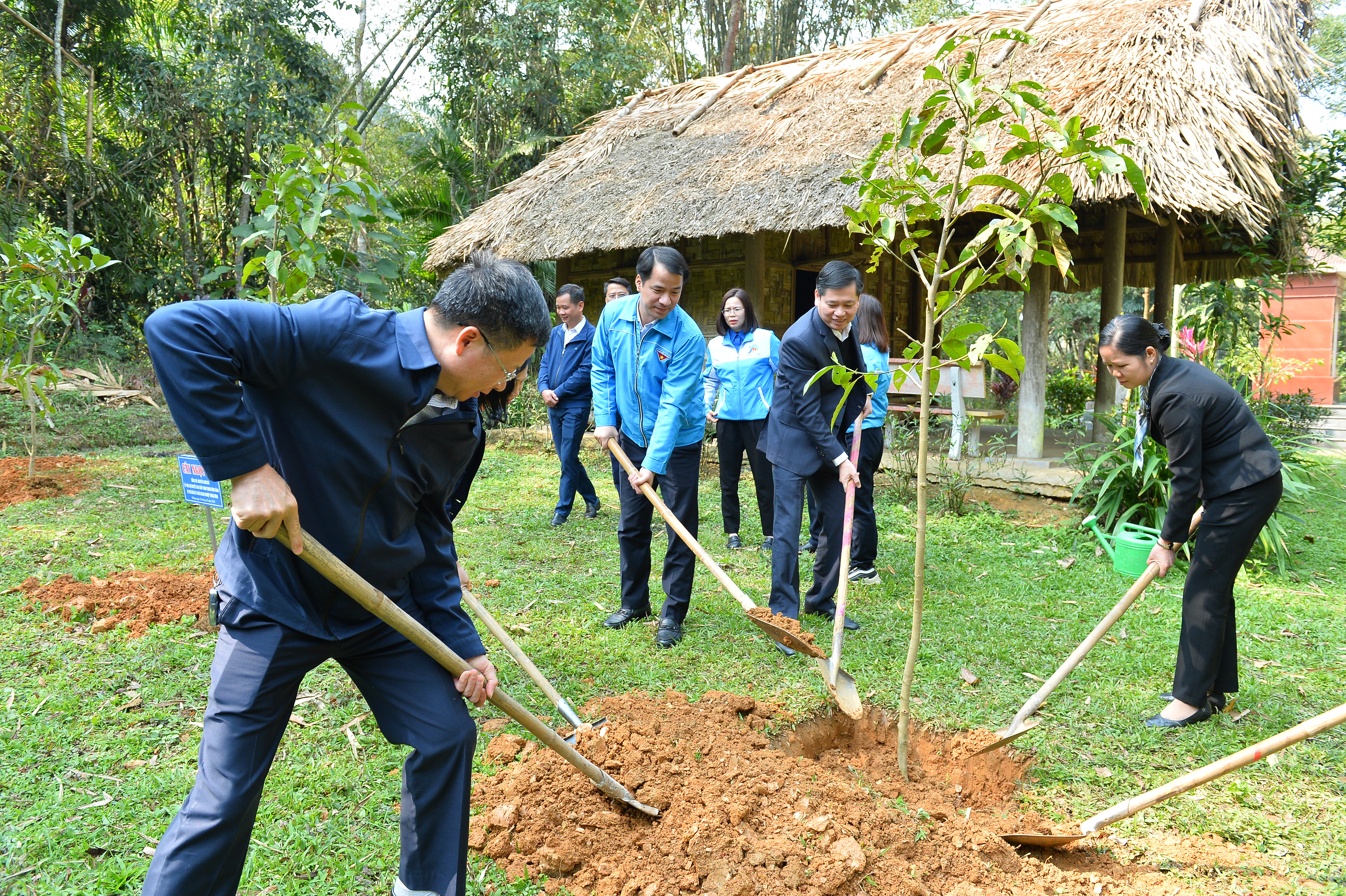 Đ/c Nguyễn Long Hải, Uỷ viên dự khuyết BCH Trung ương Đảng, Bí thư Đảng uỷ Khối DNTW trồng cây xanh