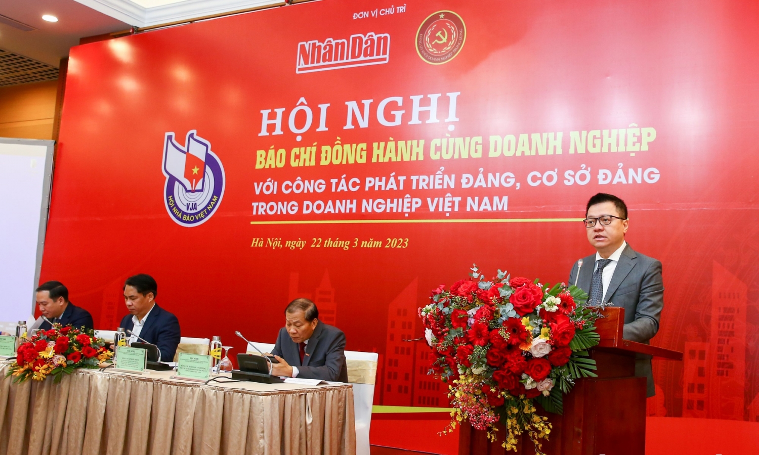 Đồng chí Lê Quốc Minh - Ủy viên Trung ương Đảng, Tổng Biên tập Báo Nhân Dân, Phó Trưởng Ban Tuyên giáo Trung ương, Chủ tịch Hội Nhà báo Việt Nam phát biểu khai mạc hội nghị.