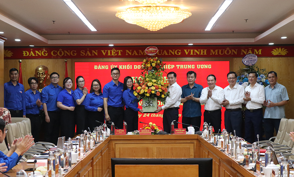 Đồng chí Nguyễn Long Hải - Ủy viên dự khuyết BCH TW Đảng, Bí thư Đảng ủy Khối Doanh nghiệp T.Ư tặng hoa chúc mừng Tuổi trẻ Khối DNT.Ư nhân dịp kỷ niệm 92 năm Ngày thành lập Đoàn TNCS Hồ Chí Minh (26/3/1931 - 26/3/2023).