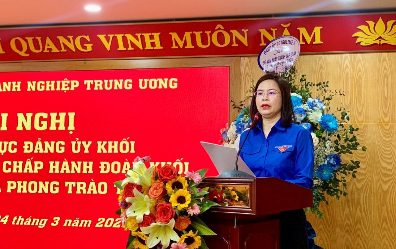 Đồng chí Hoàng Thị Minh Thu, Bí thư Đoàn Khối Doanh nghiệp T.Ư kiến nghị, đề xuất các nội dung tới Thường trực Đảng ủy Khối.