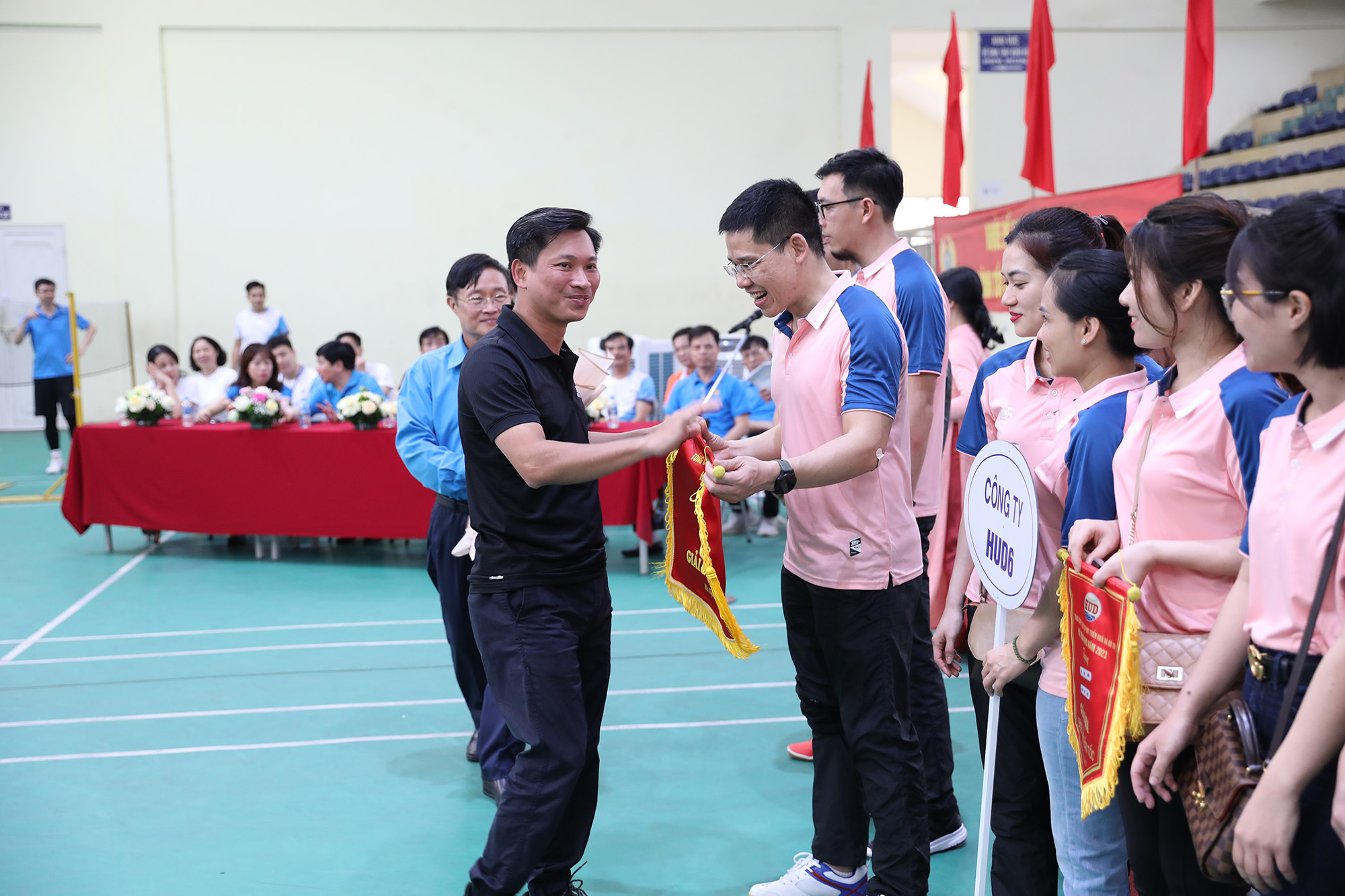 Đồng chí Đỗ Hoài Đông, Tổng giám đốc HUD trao giải cho các vận động viên đạt giải Ba toàn đoàn.