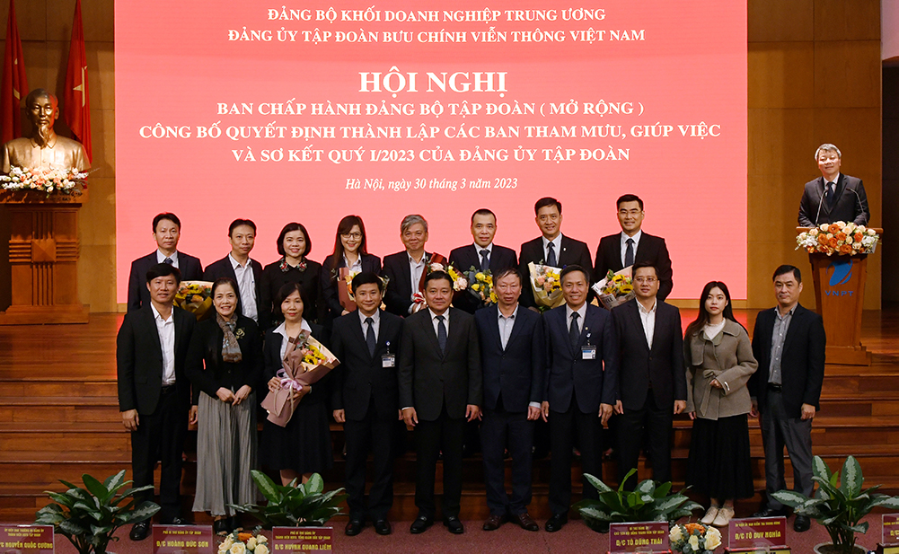 Các đại biểu chụp ảnh lưu niệm.