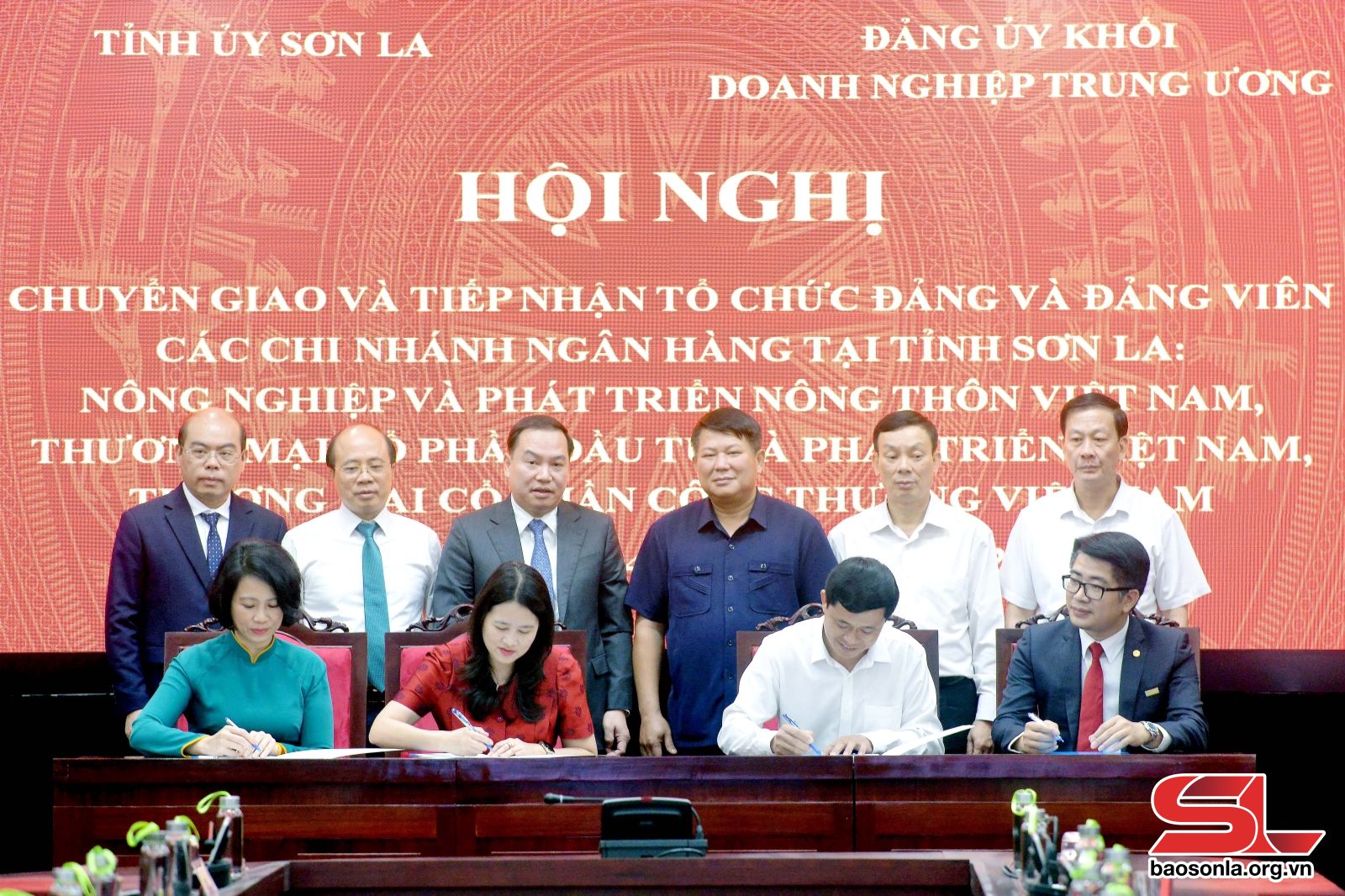 Ban Tổ chức Đảng ủy khối các Cơ quan và Doanh nghiệp tỉnh và đại diện Ban Tổ chức các đảng ủy ngân hàng ký biên bản bàn giao tổ chức đảng, đảng viên.