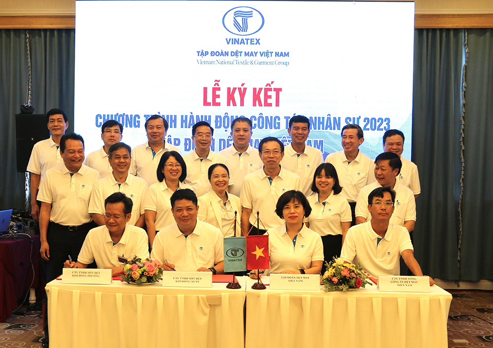 Ký kết Chương trình Hành động giữa Tập đoàn với các đơn vị về công tác đào tạo, nâng cao chất lượng nguồn nhân lực.