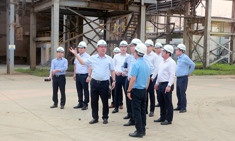 Bí thư Đảng uỷ Khối Doanh nghiệp Trung ương Nguyễn Long Hải báo cáo tình hình hoạt động của các doanh nghiệp nhà nước. Ảnh: Dương Giang-TTXVN