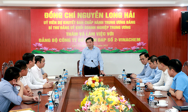 đồng chí Nguyễn Long Hải - Ủy viên dự khuyết BCH Trung ương Đảng, Bí thư Đảng ủy Khối Doanh nghiệp Trung ương chủ trì Hội nghị.
