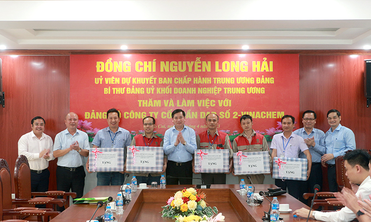 tặng quà cho người lao động tại 5 xưởng sản xuất của Công ty