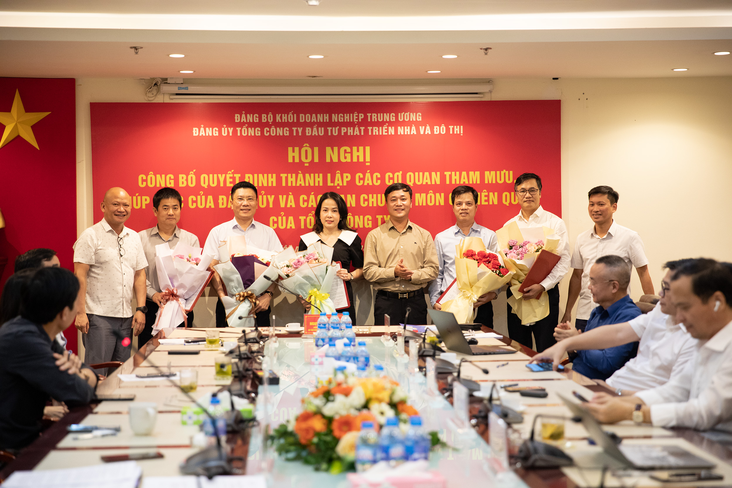 Các đồng chí Thường trực Đảng uỷ Tổng công ty tặng hoa chúc mừng lãnh đạo các cơ quan mới được thành lập.