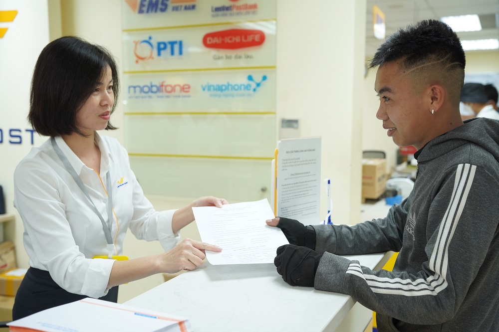 Người dân có thể dễ dàng đến các bưu cục, điểm phục vụ gần nhất của Bưu điện Việt Nam để thực hiện dịch vụ cấp phiếu lý lịch tư pháp,