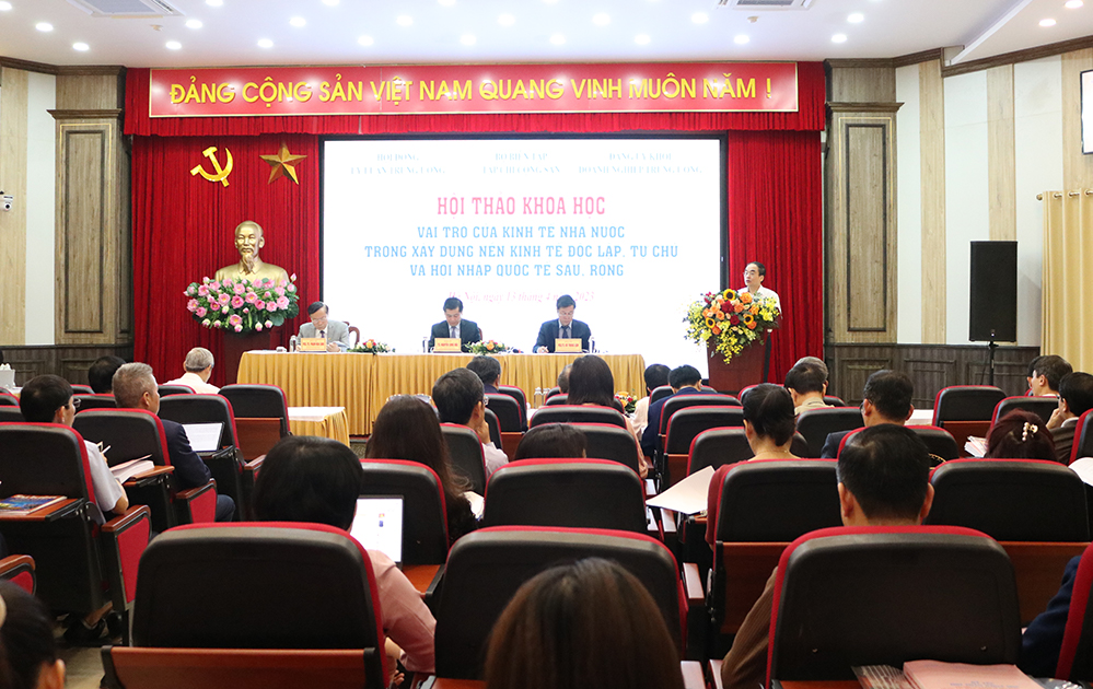 PGS.TS Vũ Văn Phúc, Phó Chủ tịch Hội đồng Khoa học các cơ quan Đảng Trung ương phát biểu tại Hội thảo.
