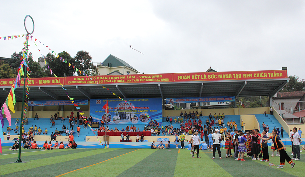 Các VĐV tham gia thi đấu các môn: kéo co nam nữ; đẩy gậy và tung còn.