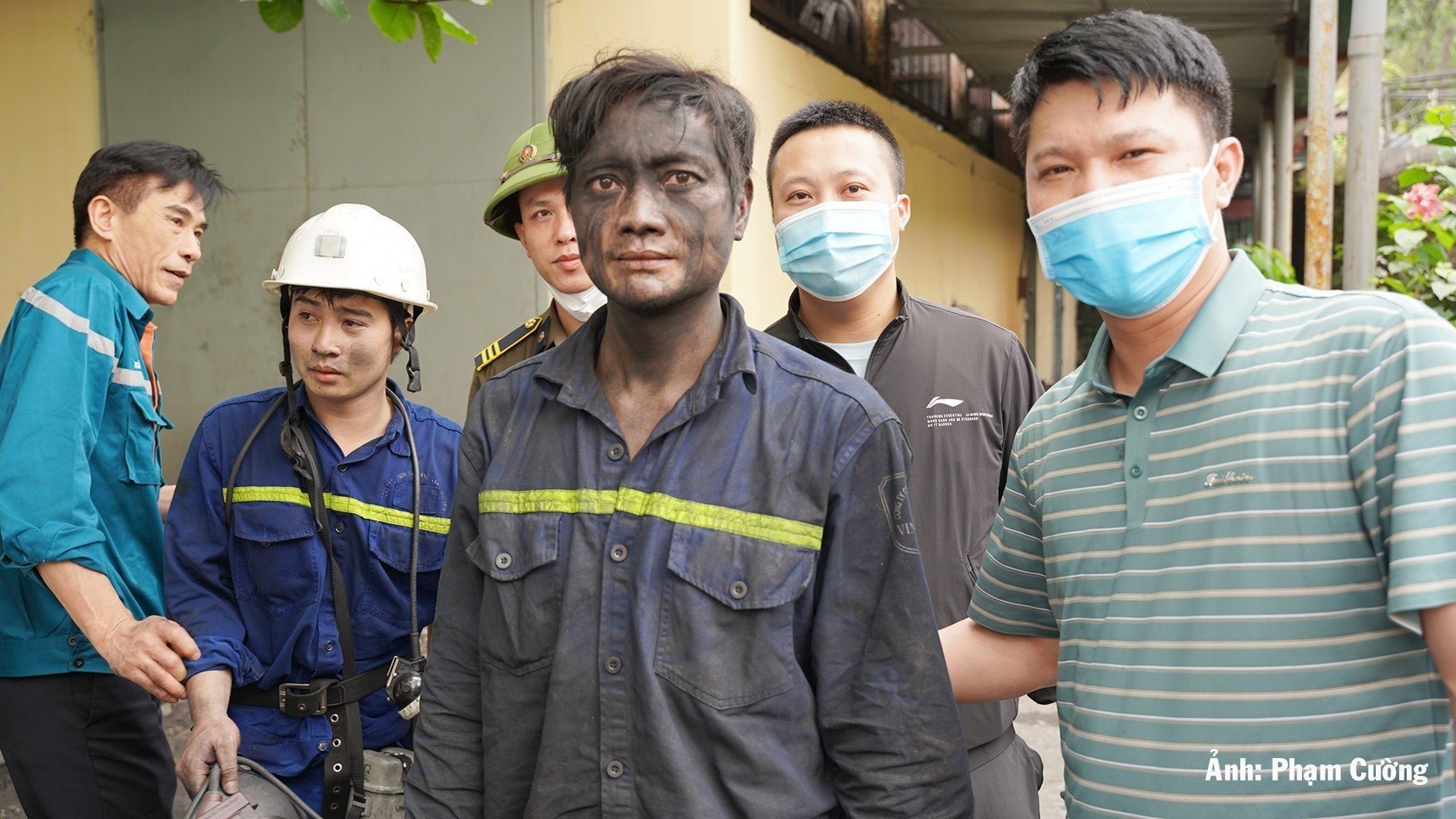 Sau gần 15 tiếng đồng hồ nỗ lực, chạy đua với thời gian, lực lượng cứu hộ đã giải cứu thành công 2 công nhân bị mắc kẹt dưới lò do sự cố tụt đổ lò.