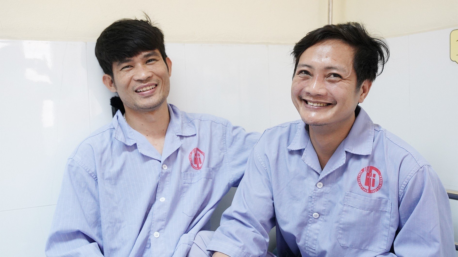 Niềm vui của thợ lò Bùi Tất Tuyên và Phạm Công Nhiên sau khi được giải cứu, sức khoẻ đã ổn định, bình thường,