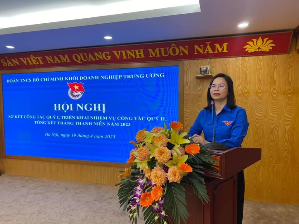 Bí thư Đoàn Khối Doanh nghiệp Trung ương Hoàng Thị Minh Thu báo cáo kết quả công tác Đoàn và phong trào thanh niên Quý I/2023.