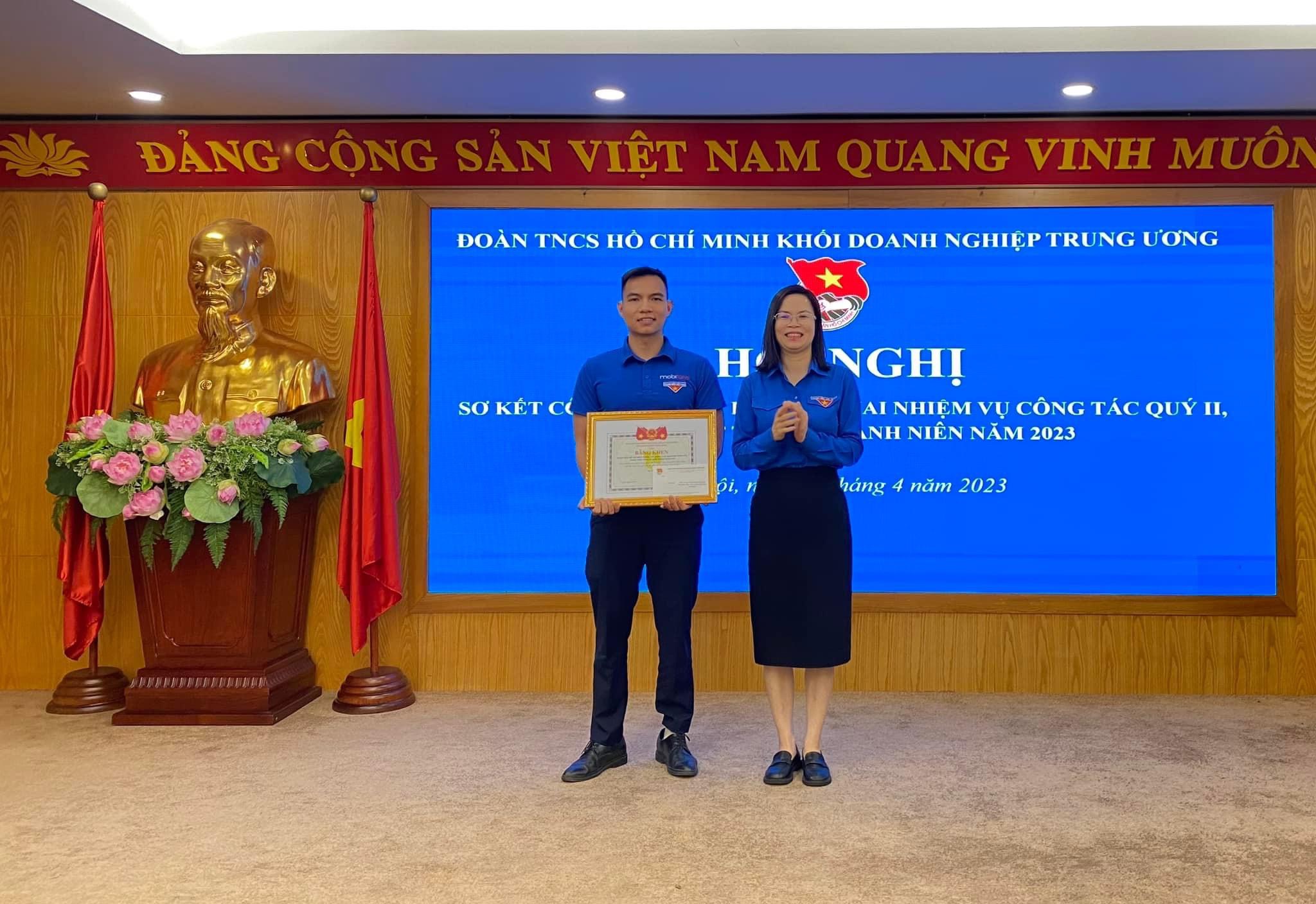 Trao bằng khen cho các tập thể, cá nhân có thành tích.