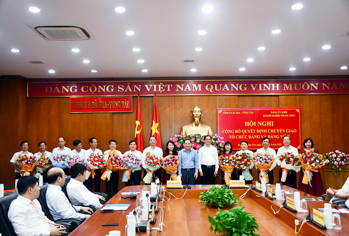 Bí thư Tỉnh ủy Phạm Viết Thanh và Phó Bí thư Đảng ủy Khối DN Trung ương Hồ Xuân Trường tặng hoa chúc mừng các tổ chức đảng được chuyển giao.