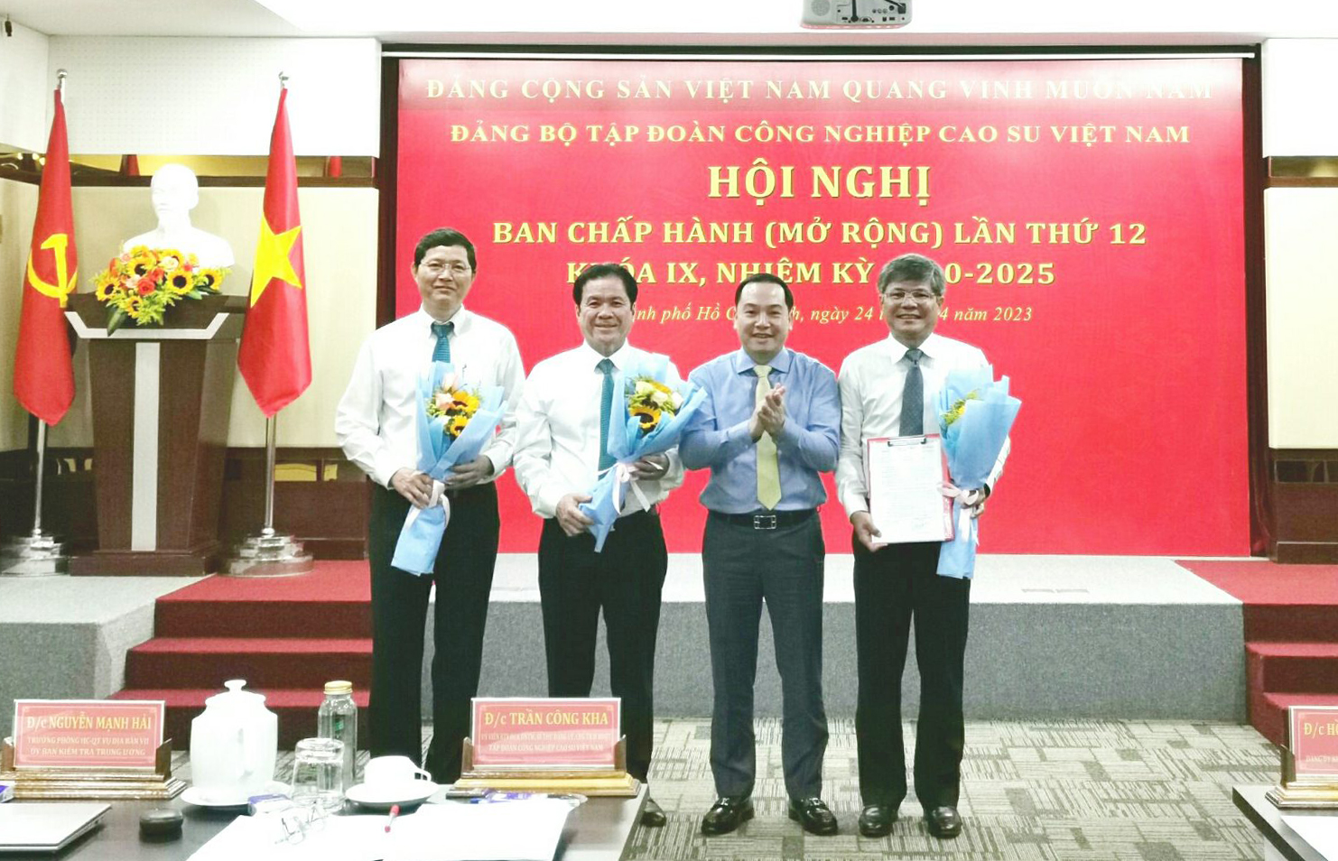 Đồng chí Hồ Xuân Trường – Phó Bí thư Đảng ủy Khối Doanh nghiệp Trung ương trao Quyết định thành lập Đảng bộ Công ty mẹ – Tập đoàn và tặng hoa cho lãnh đạo Ban thường vụ Đảng ủy VRG.