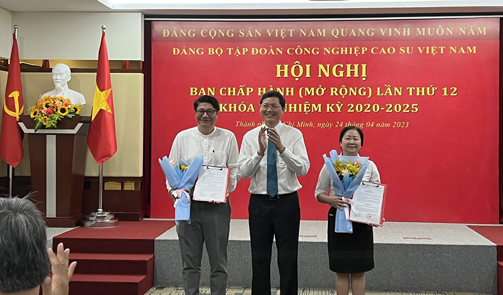 Đồng chí Hà Văn Khương – Phó Bí thư Thường trực Đảng ủy VRG trao quyết định thành lập và tặng hoa cho các Ban tham mưu Đảng ủy VRG.