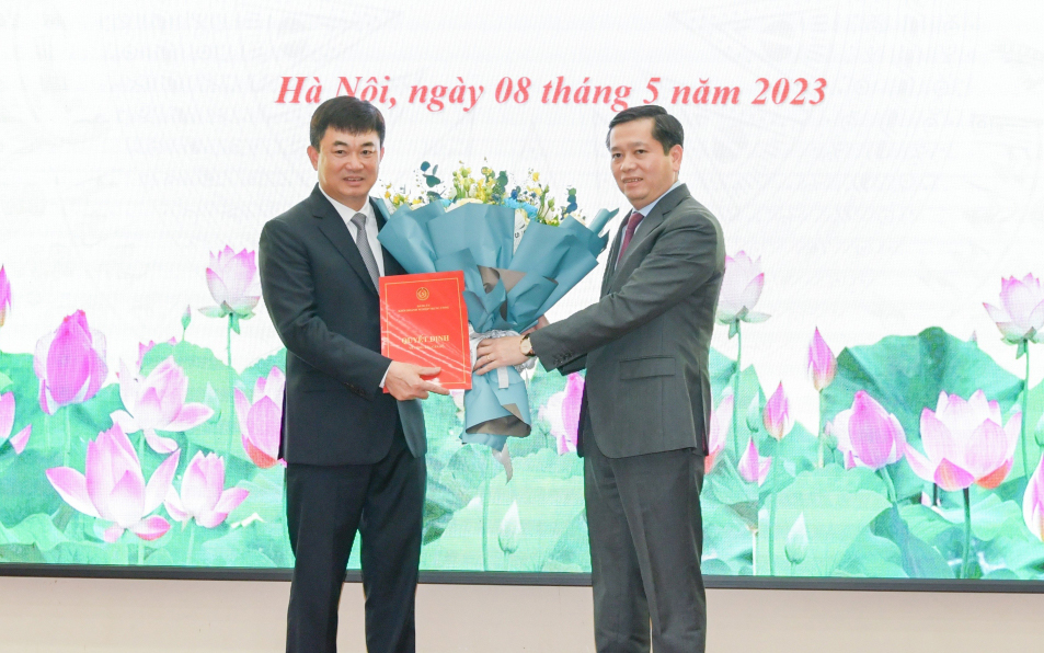 Đồng chí Nguyễn Long Hải, Bí thư Đảng ủy Khối Doanh nghiệp Trung ương, trao quyết định chỉ định đồng chí Ngô Hoàng Ngân tham gia Ban Chấp hành, Ban Thường vụ và giữ chức vụ Bí thư Đảng ủy Tập đoàn Công nghiệp Than - Khoáng sản Việt Nam nhiệm kỳ 2020-2025.